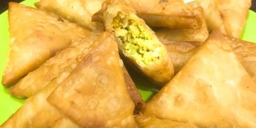 Crispy Chicken Keema Samosa