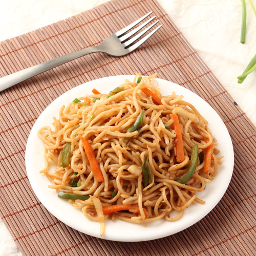 veg-hakka-noodles resturant style