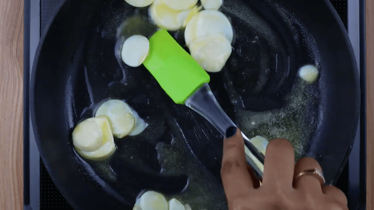 Egg Ravaiya Curry step-1