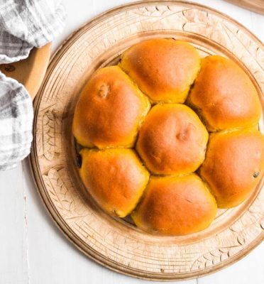 cranberry-pumpkin-dinner-rolls