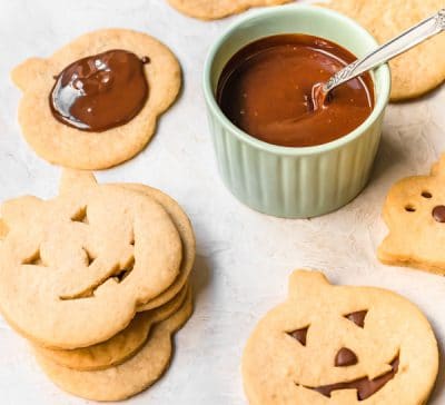 halloween-shortbread-cookie-sandwiches-with-caramel-sauce