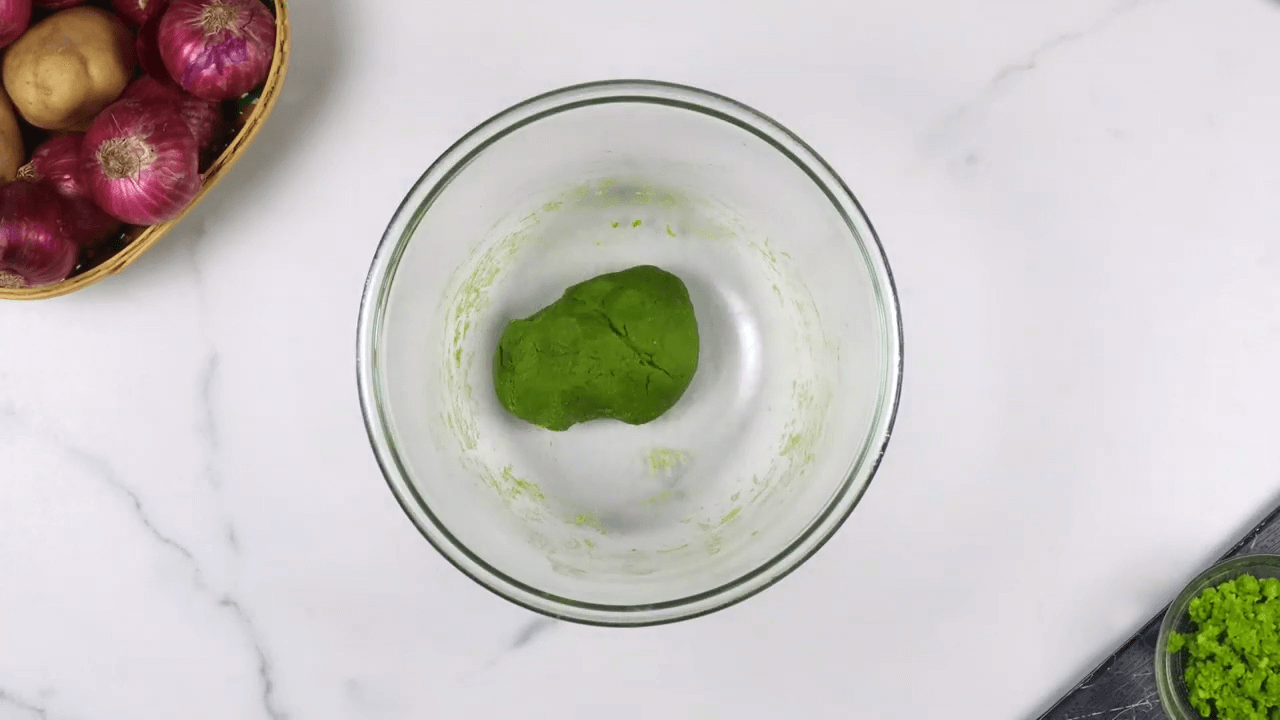 Palak Puree Masala Gujiya step-1