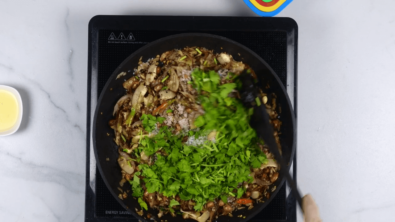 Spicy Maharashtrian Onion Peanut Chutney step-7