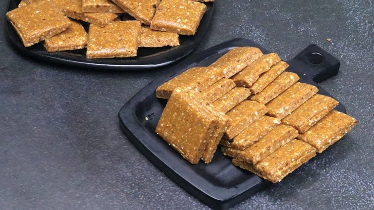 Crushed Peanut Chikki - Tasted Recipes